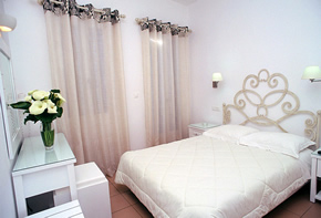 Mykonos gay holiday accommodation Hotel Carbonaki